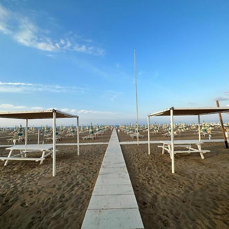 Hotel Neyra Beach Rimini Exterior photo