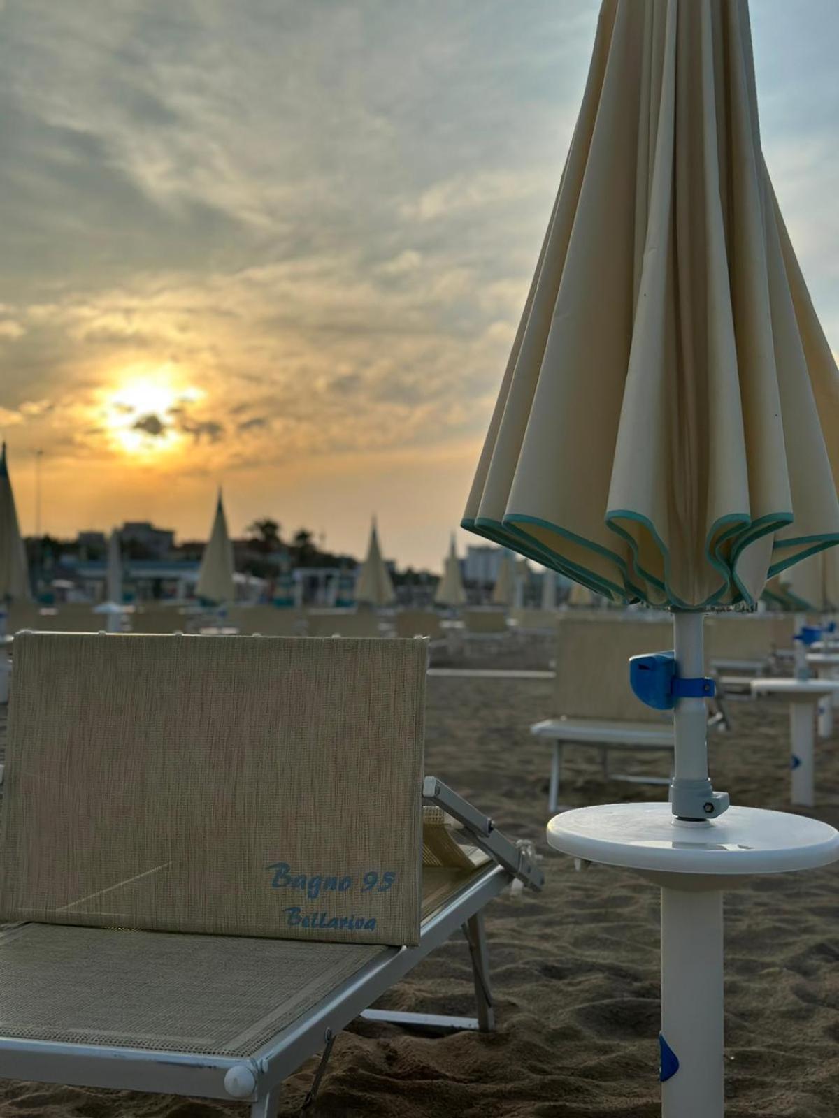 Hotel Neyra Beach Rimini Exterior photo