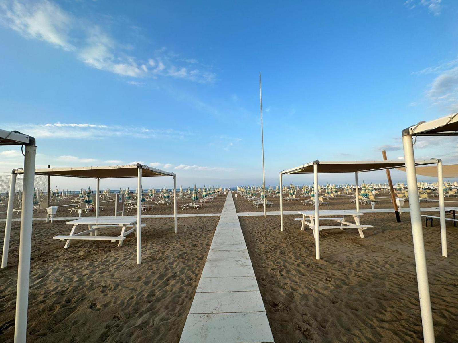 Hotel Neyra Beach Rimini Exterior photo
